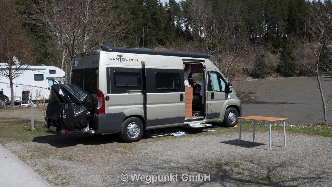 Unser gemieteter VanTourer am ausgetrockneten Natterersee